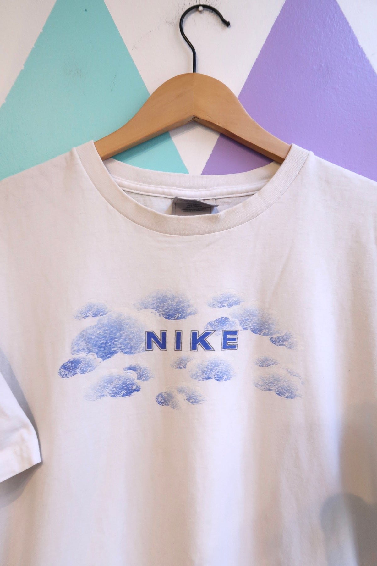 Vintage Y2K Nike Cloud Graphic Tee – 2000s White Logo T-Shirt
