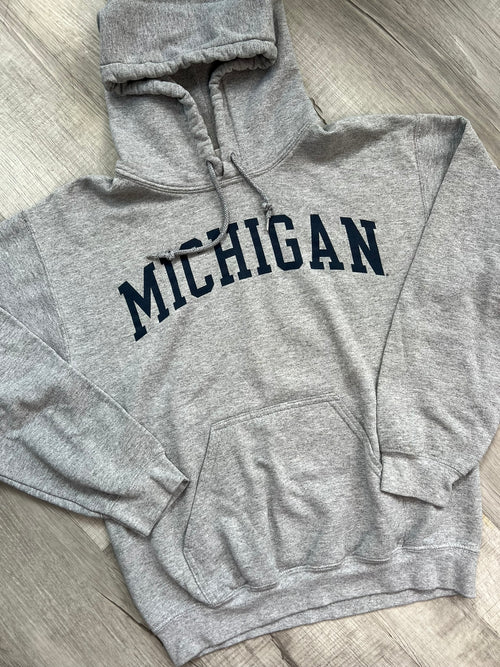 Elektra Vintage 2000s University of Michigan hoodie in navy with university logo and lettering, casual and comfortable sweatshirt.