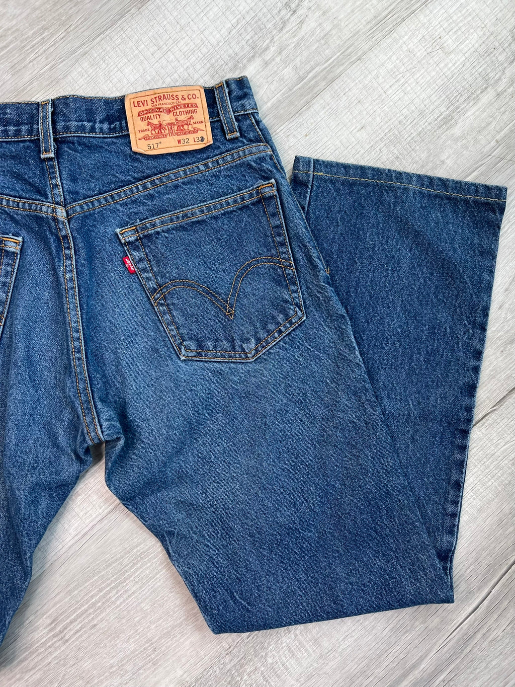 Men's Indigo Wash Levi's 517 Bootcut Style Jeans from Elektra Vintage, featuring classic fit and denim fabric.