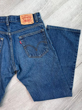 Load image into Gallery viewer, Indigo Wash Levi&#39;s 517 Bootcut Style Jeans
