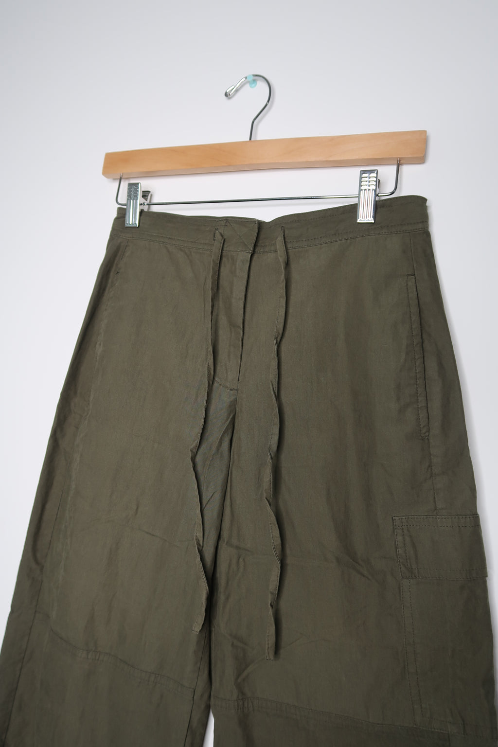 Women’s vintage army green cargo pants by Elektra Vintage, 2000s style with multiple pockets and relaxed fit.
