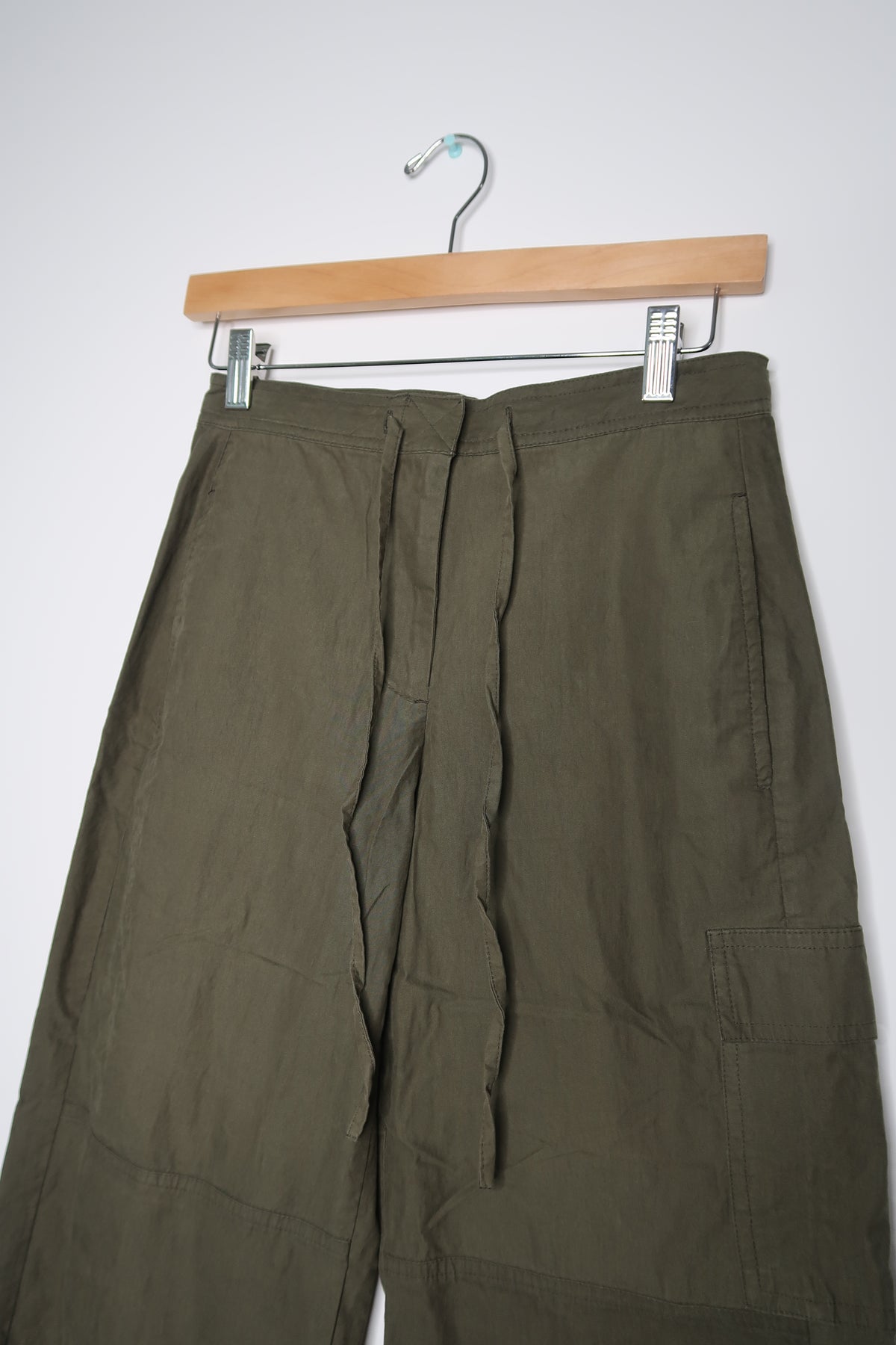 Women’s vintage army green cargo pants by Elektra Vintage, 2000s style with multiple pockets and relaxed fit.