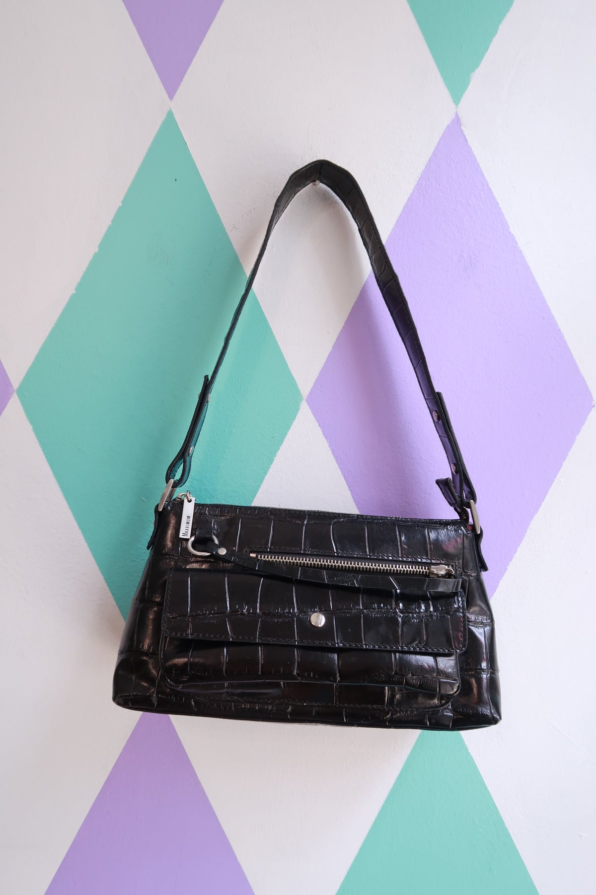 Vintage black croc-embossed shoulder bag by Elektra Vintage featuring Y2K style and a zip pocket, classic 2000s bag design.