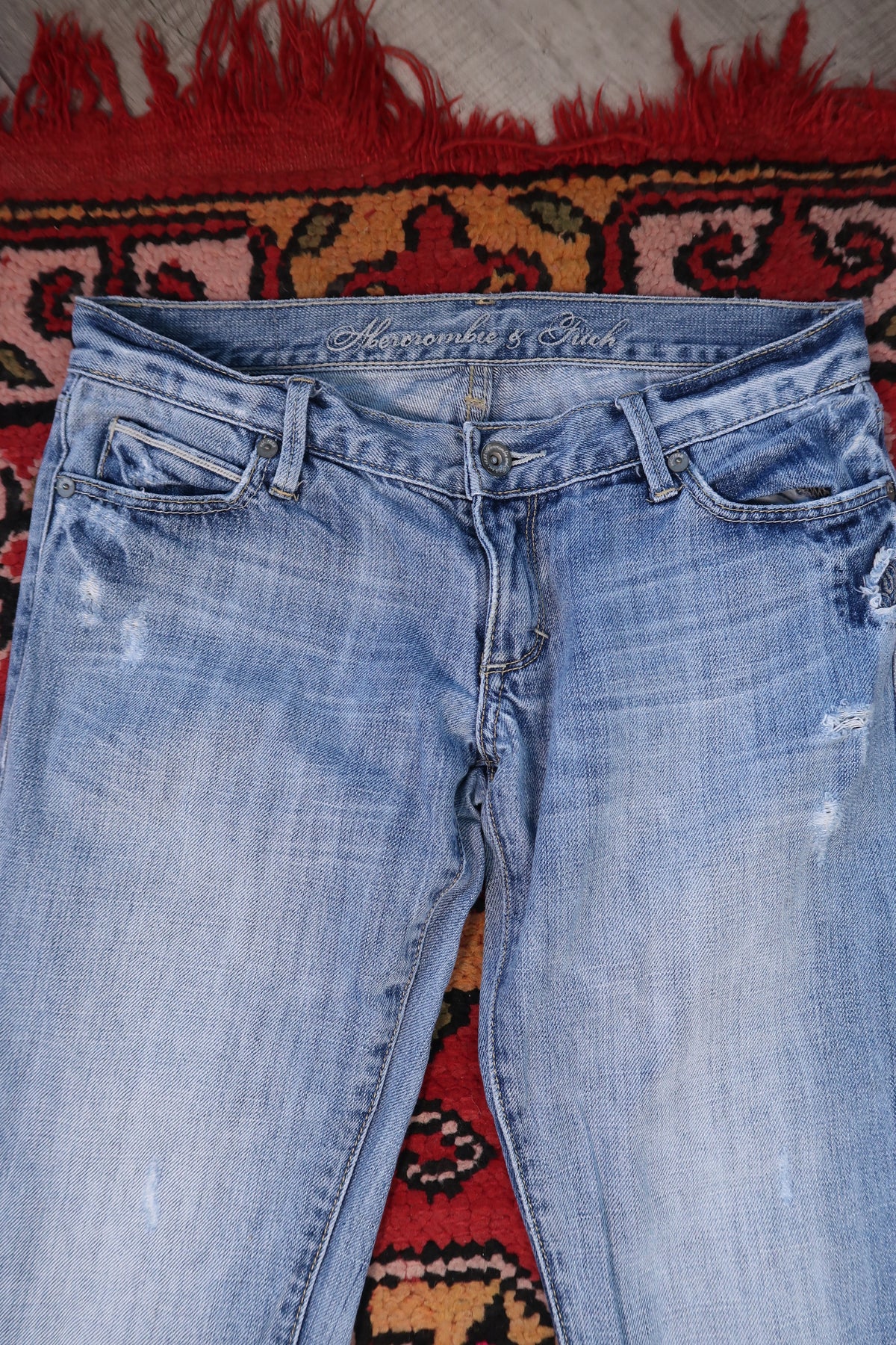 Elektra Vintage Y2K Abercrombie & Fitch distressed low-rise women's jeans with a worn, vintage look and faded details.
