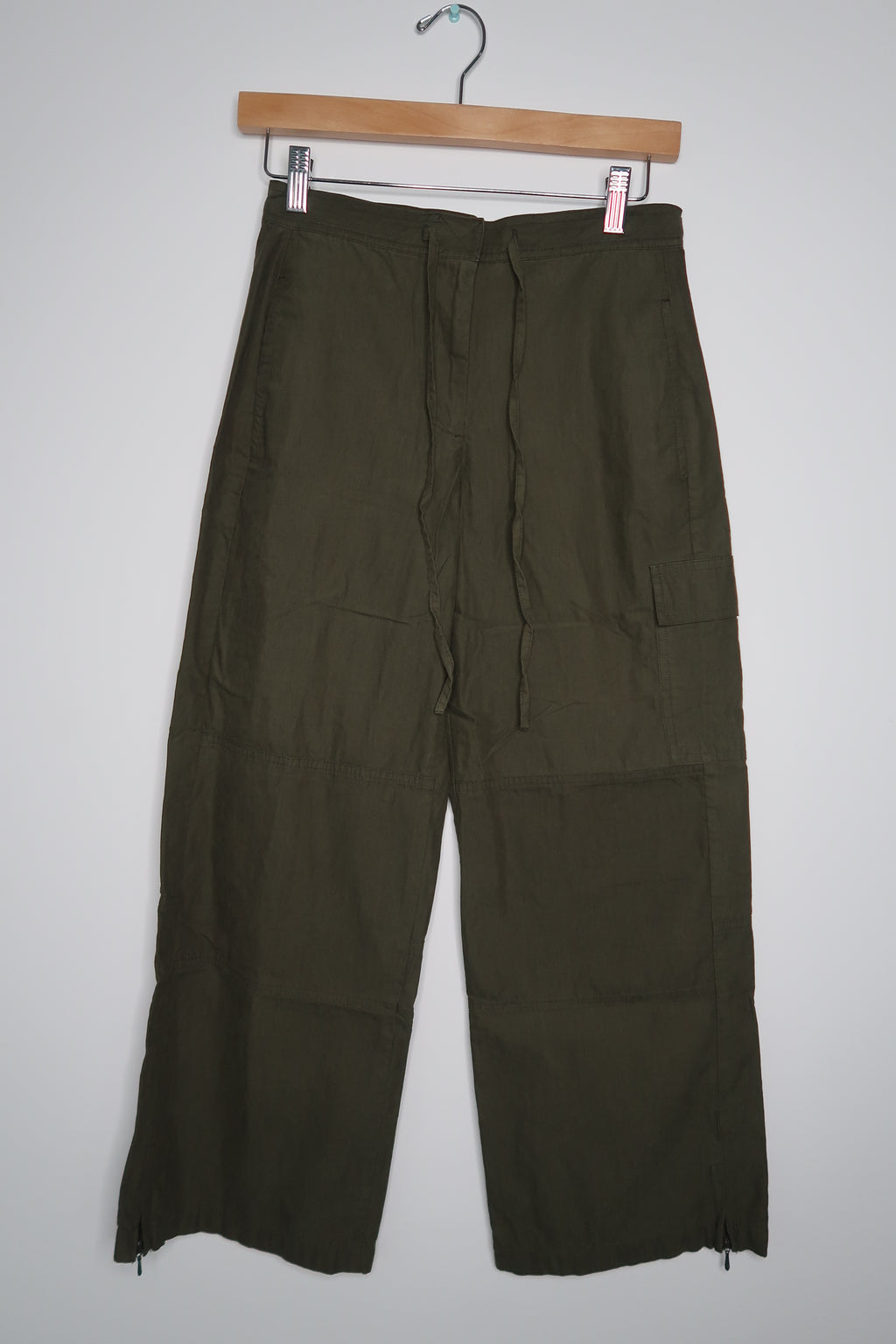Women's vintage army green cargo pants from Elektra Vintage, 2000s style with multiple functional pockets and relaxed fit.
