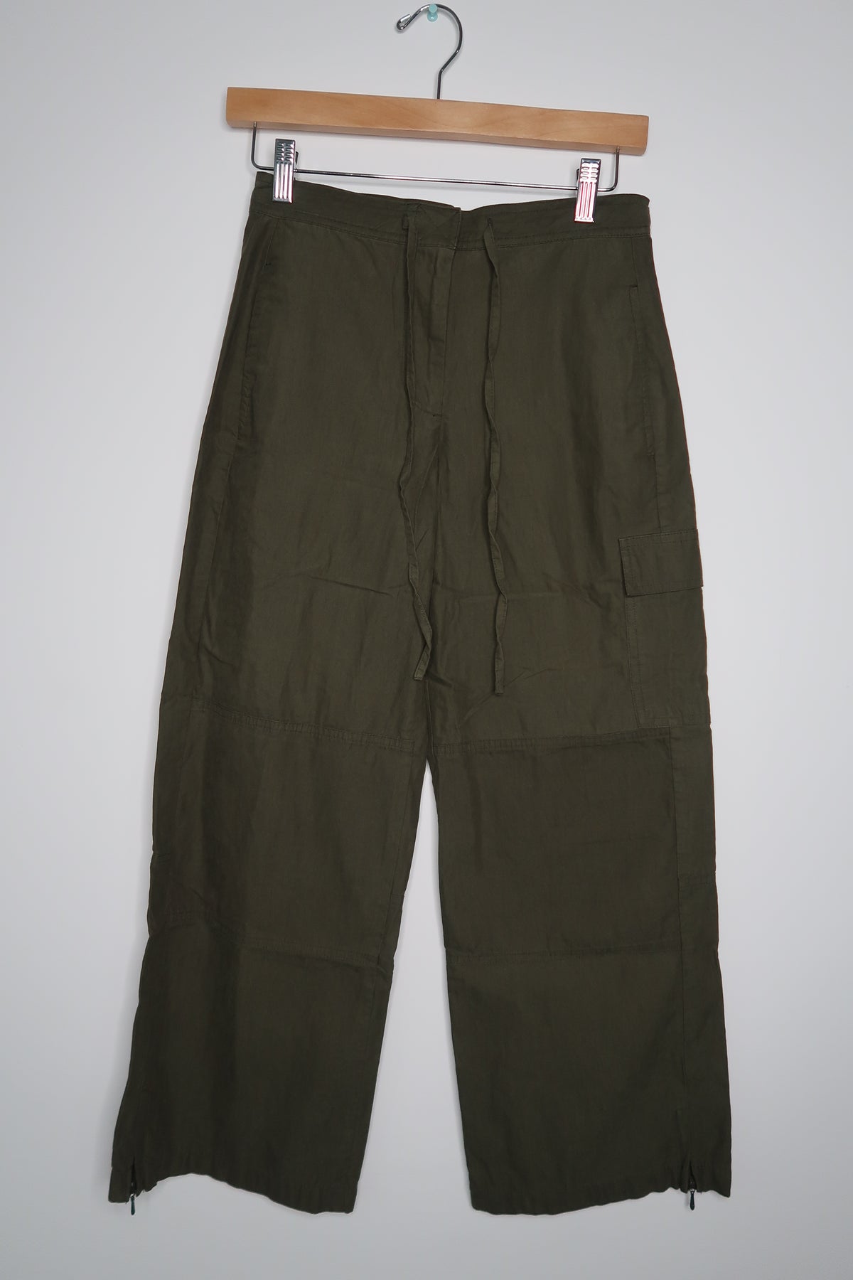Women's vintage army green cargo pants from Elektra Vintage, 2000s style with multiple functional pockets and relaxed fit.