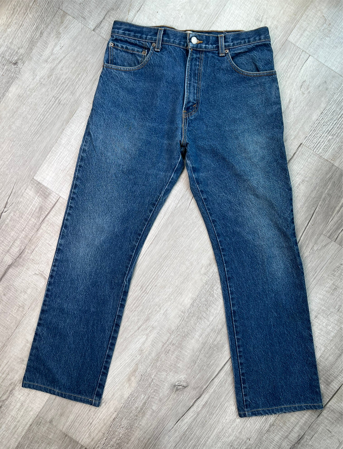 Men's Indigo Wash Levi's 517 Bootcut Style Jeans from Elektra Vintage, showing classic denim fit and detailed stitching.