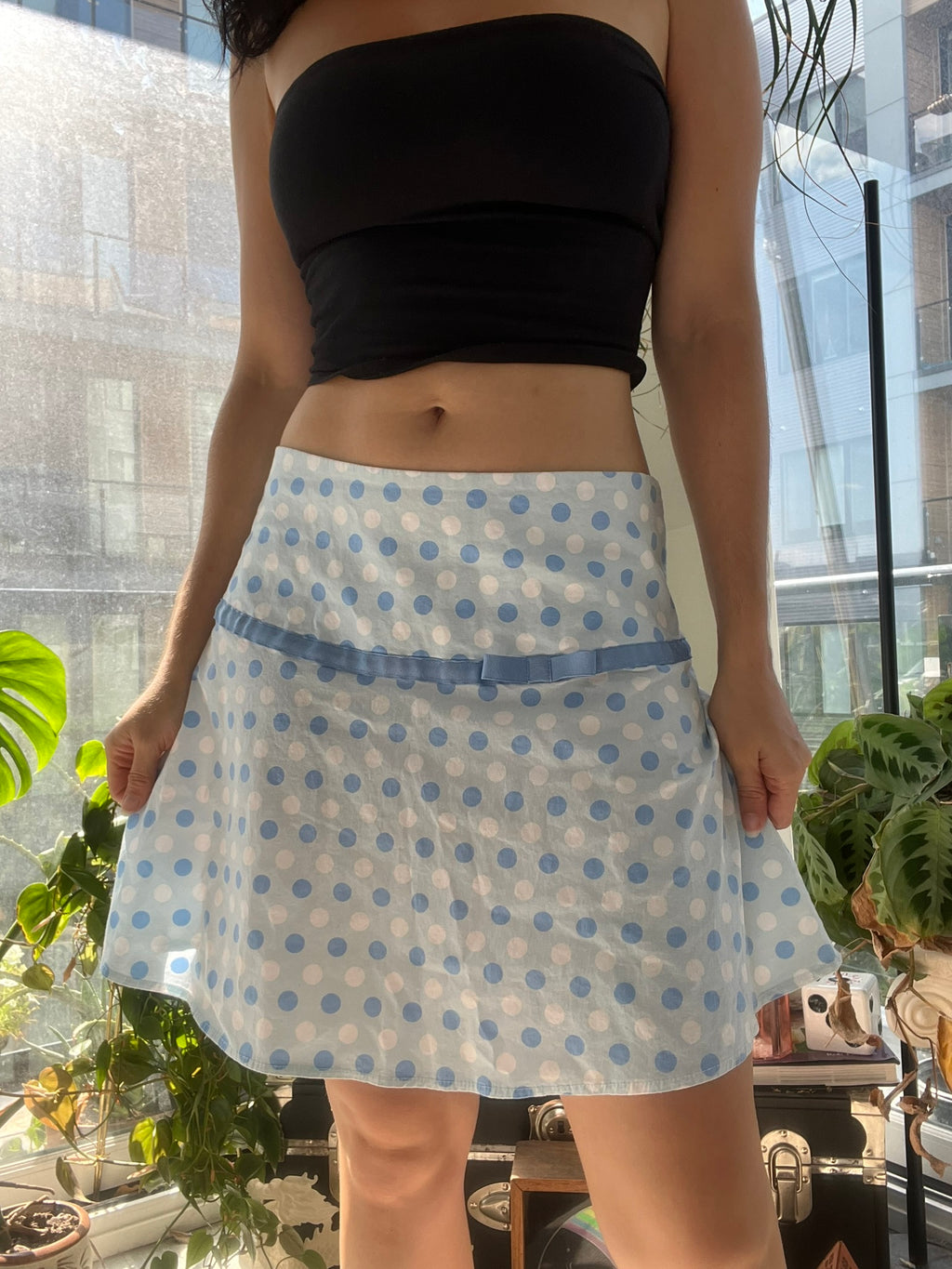 Vintage Guess polka dot mini skirt from the 2000s, stylish Elektra Vintage denim skirt with a classic retro design.