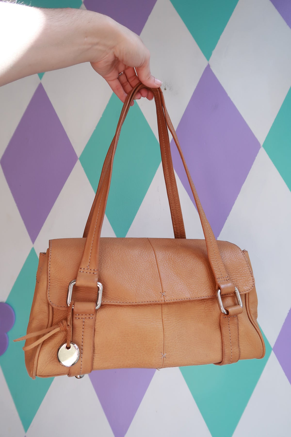 Vintage tan leather shoulder bag by Elektra Vintage, minimalist satchel purse with sleek design and classic leather finish.