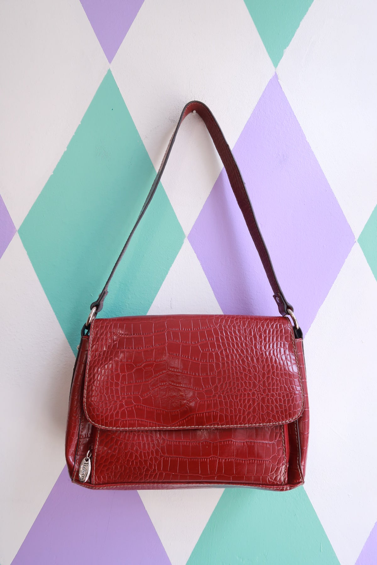 Red vintage 2000s Elektra Vintage crocodile embossed shoulder bag with flap closure and Y2K faux crocodile texture.
