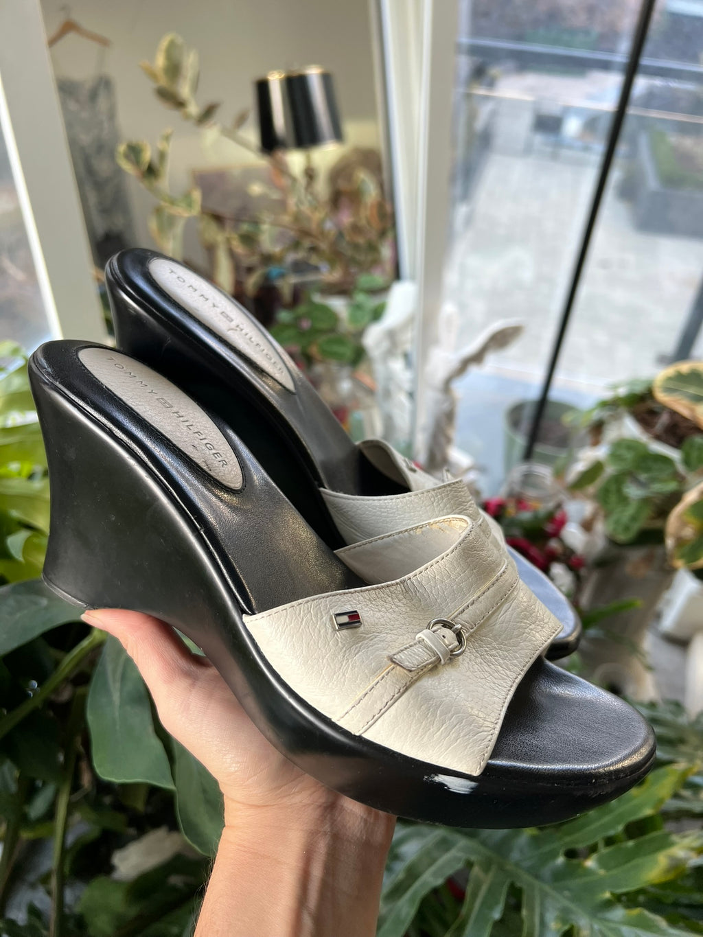 Elektra Vintage 2000s Tommy Hilfiger wedge sandals with beige straps and wooden wedge heels, casual summer footwear.