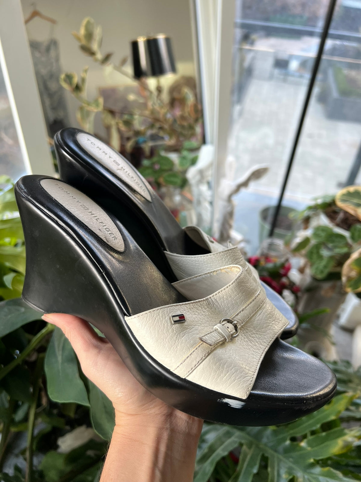 Elektra Vintage 2000s Tommy Hilfiger wedge sandals with beige straps and wooden wedge heels, casual summer footwear.