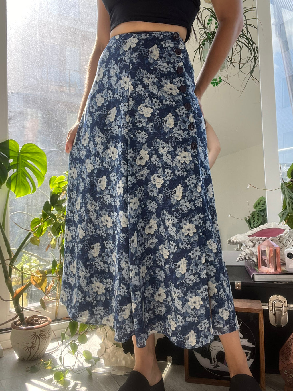 Elektra Vintage blue floral midi skirt with vintage-inspired design, flowing fabric, and a mid-length cut.