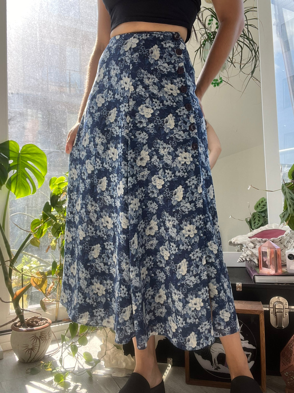 Elektra Vintage blue floral midi skirt with vintage-inspired design, flowing fabric, and a mid-length cut.