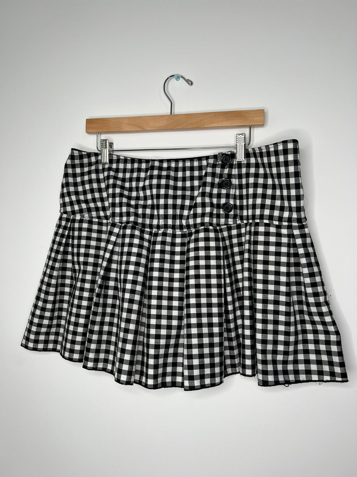 Vintage 2000s pleated gingham skirt by Elektra Vintage, showing a high-waisted design with classic red and white checkered pattern.