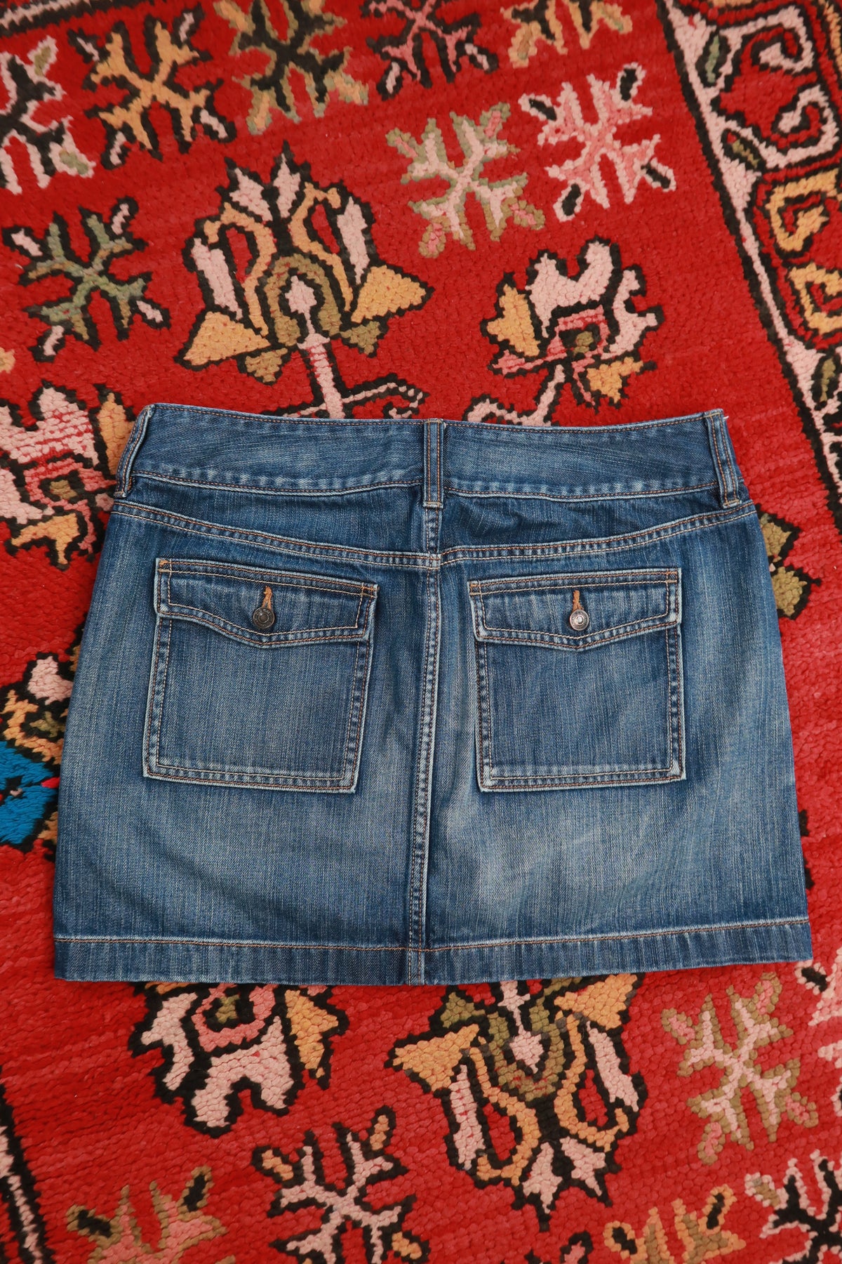 Vintage 2000s Old Navy cargo pocket denim mini skirt by Elektra Vintage, featuring classic denim fabric and cargo-style pockets.
