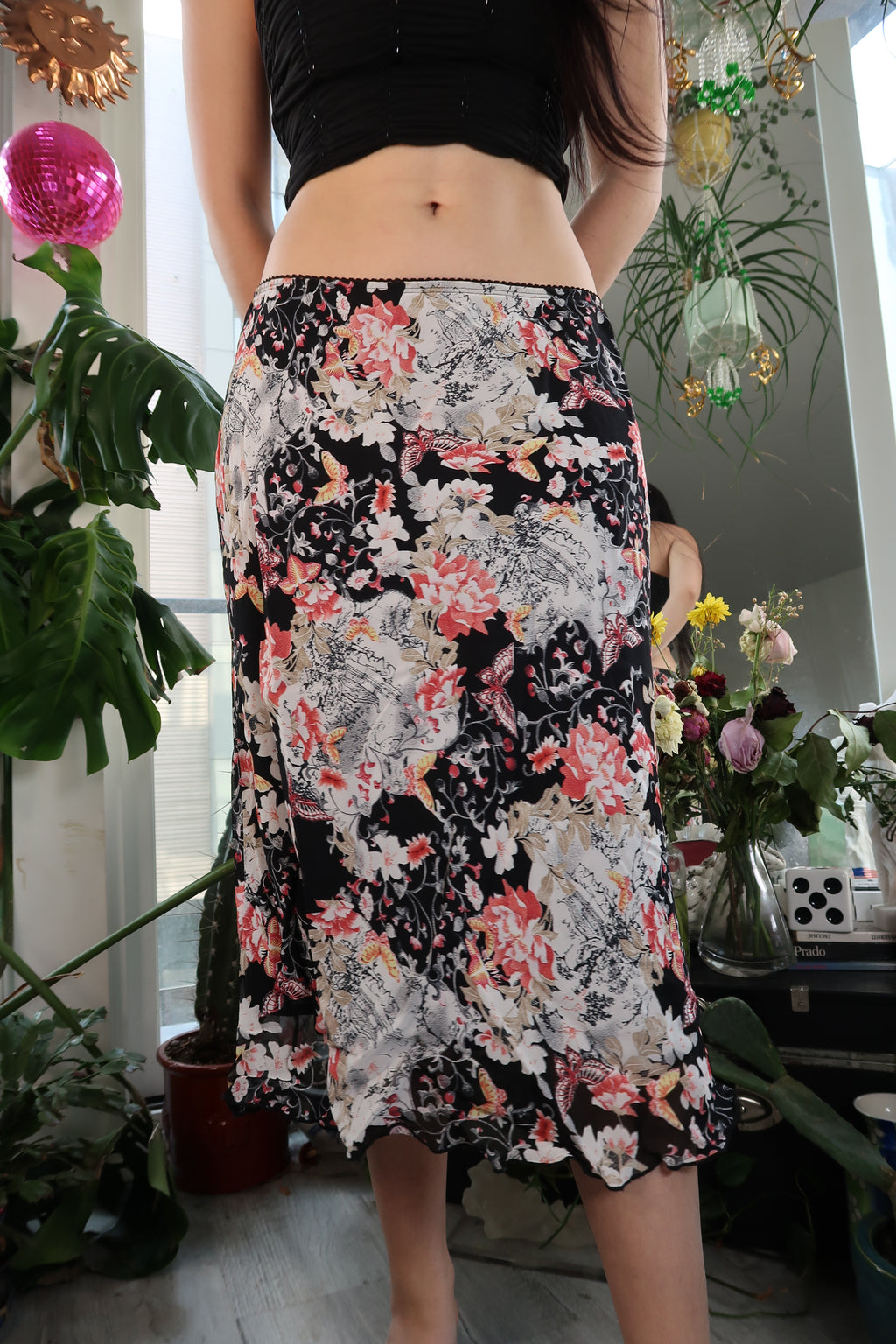 Elektra Vintage floral pattern skirt with a vintage design, flowing fabric, and colorful floral print ideal for casual or retro styles.