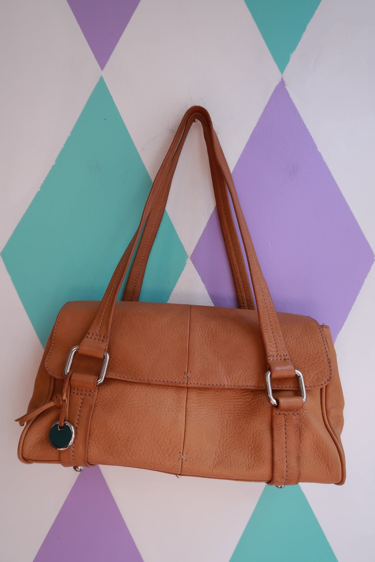 Vintage tan leather shoulder bag by Elektra Vintage, minimalist satchel purse with sleek design and adjustable strap.