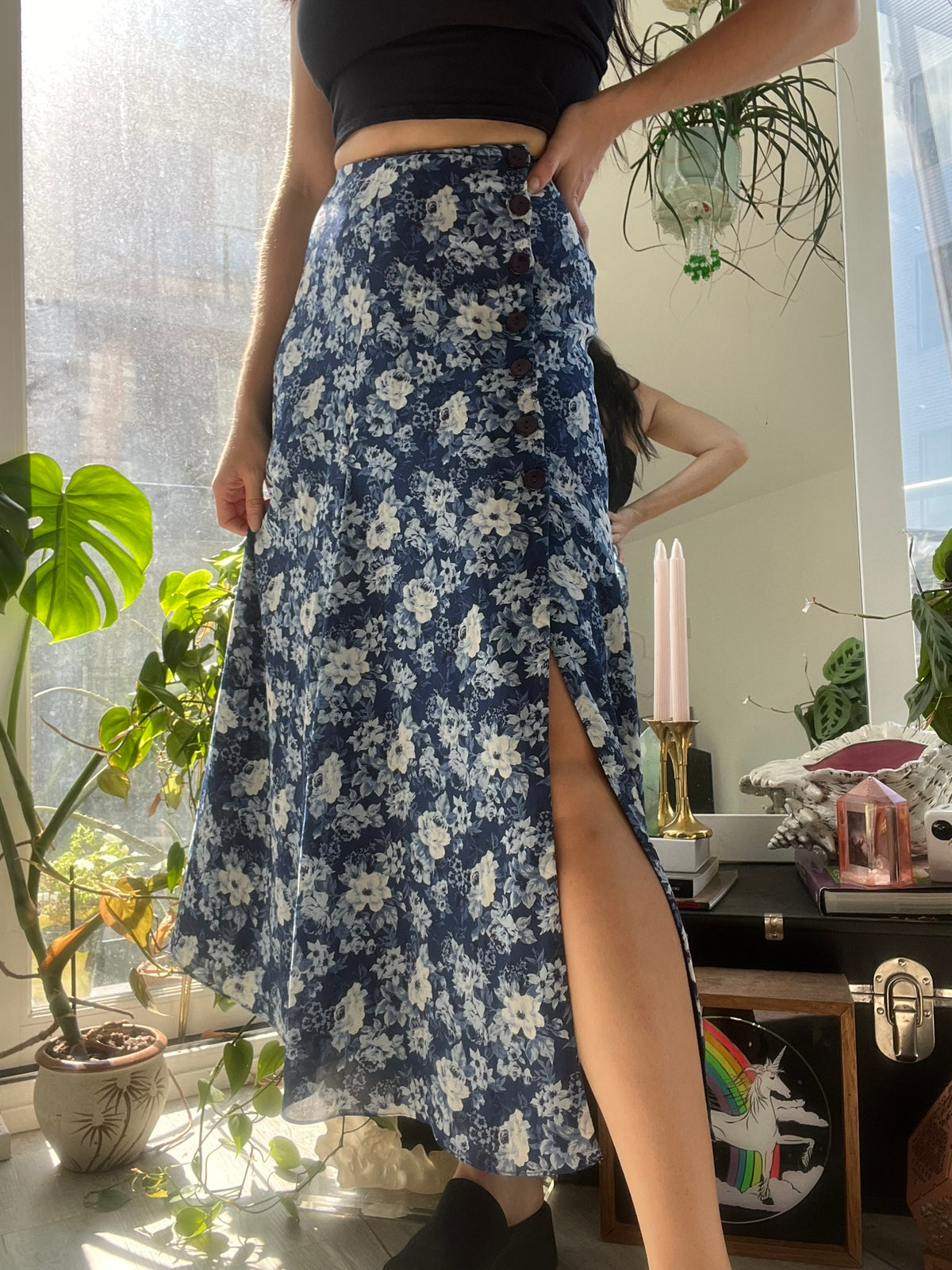 Vintage Elektra Vintage blue floral midi skirt with a classic design, featuring a flowing silhouette and vibrant flower pattern.