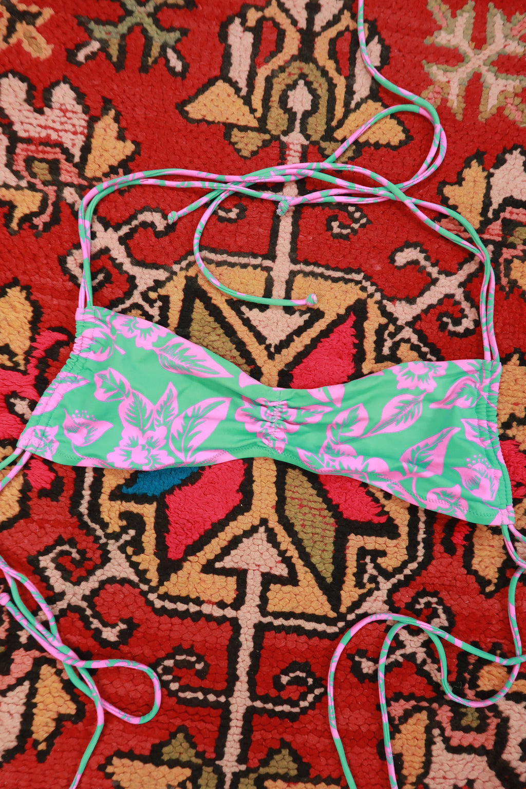 Vintage 2000s Victoria’s Secret tropical floral bandeau bikini top in vibrant colors, displayed on a mannequin.