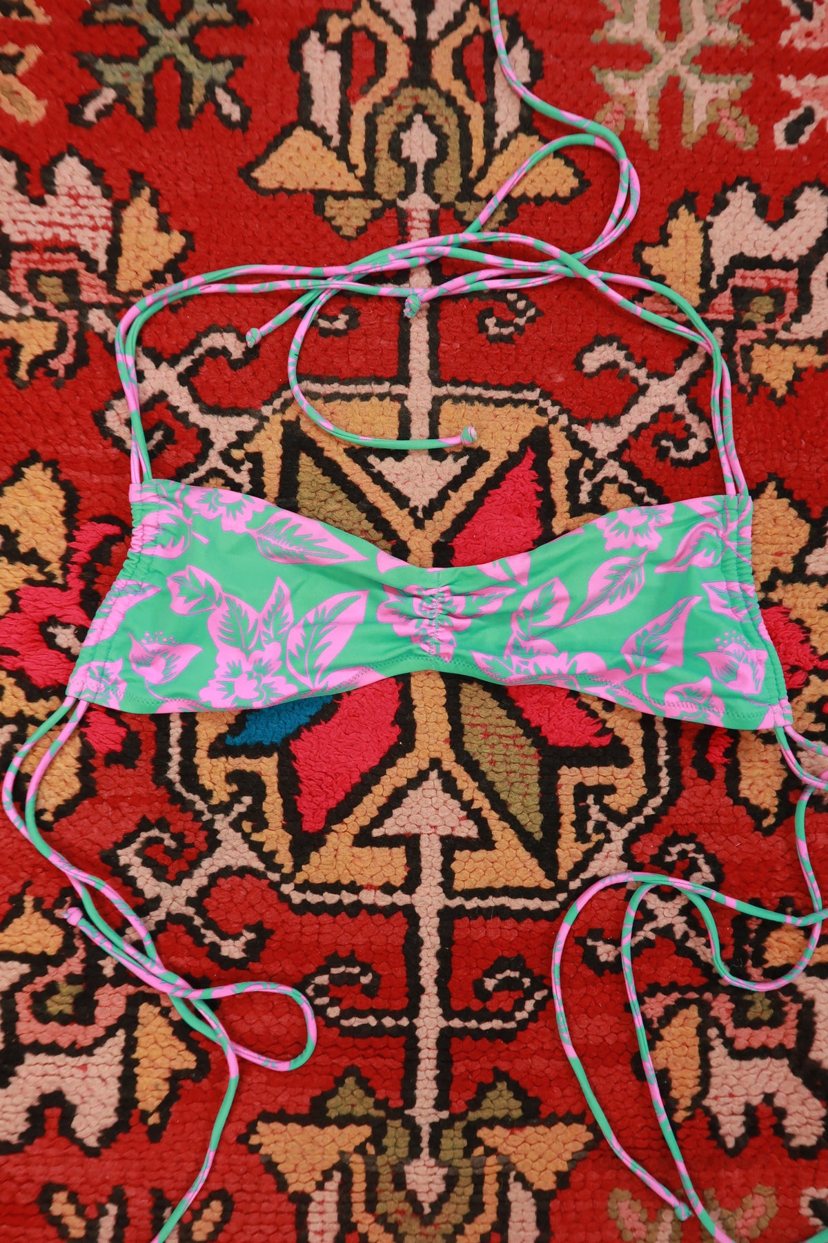 Vintage 2000s Victoria’s Secret floral bandeau bikini top for women by Elektra Vintage, with tropical print and strapless design.