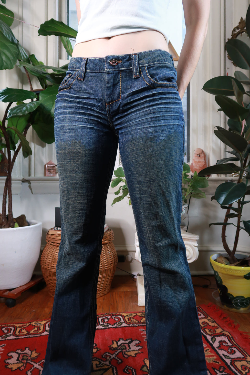 Vintage 2000s L.E.I. low rise dark wash flare jeans for women, featuring a classic fit and retro style.