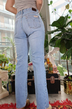 Load image into Gallery viewer, Vintage Calvin Klein Light Wash Jeans

