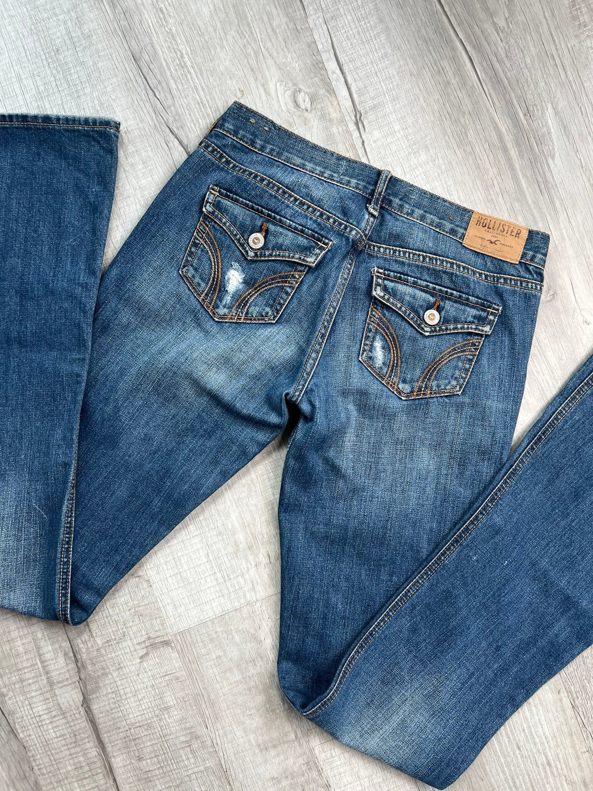 Elektra Vintage women's low rise denim jeans from the 2000s with distressed details and a relaxed fit.