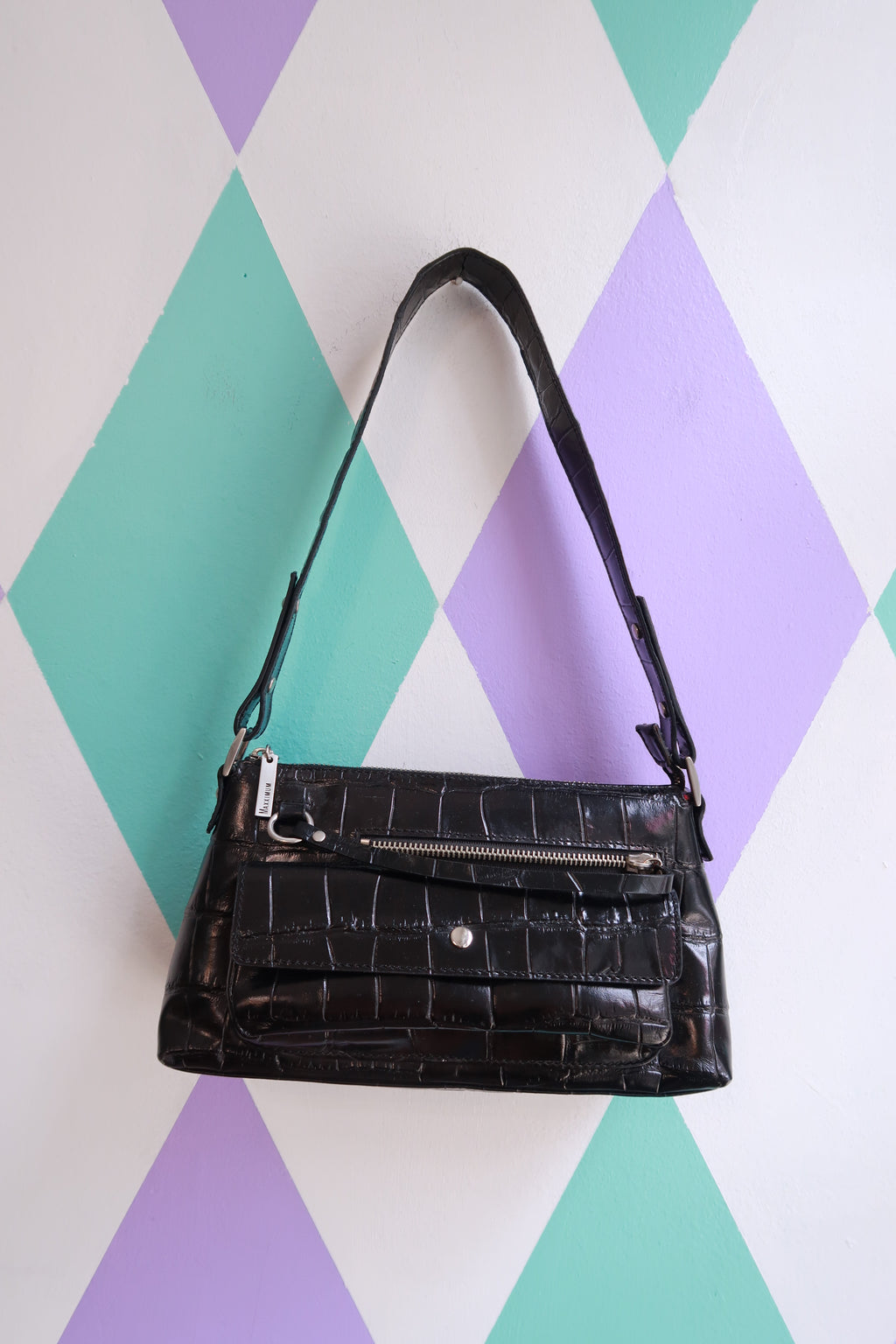 Vintage 2000s black croc-embossed shoulder bag by Elektra Vintage, Y2K style with baguette shape and zip pocket detail.