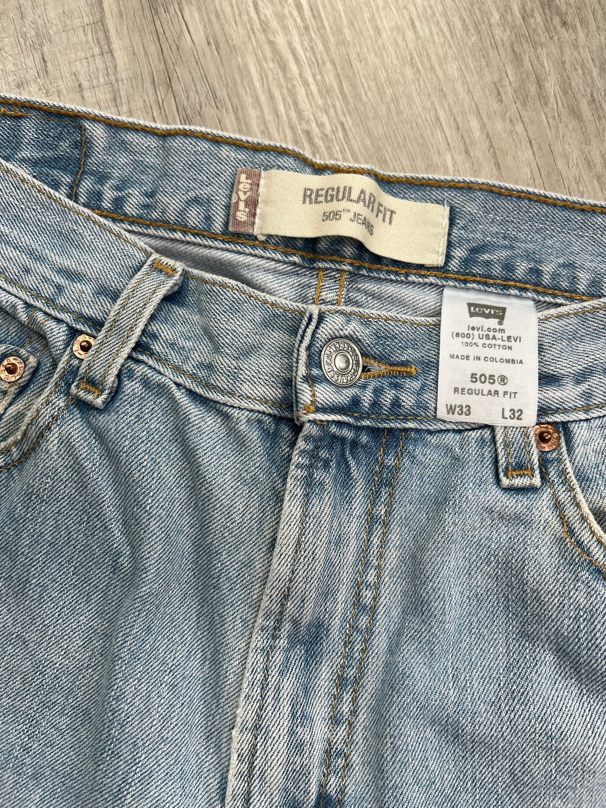 Men's Levi's Light Wash 505 Regular Fit jeans from Elektra Vintage, showcasing classic denim with a relaxed fit and light wash finish.