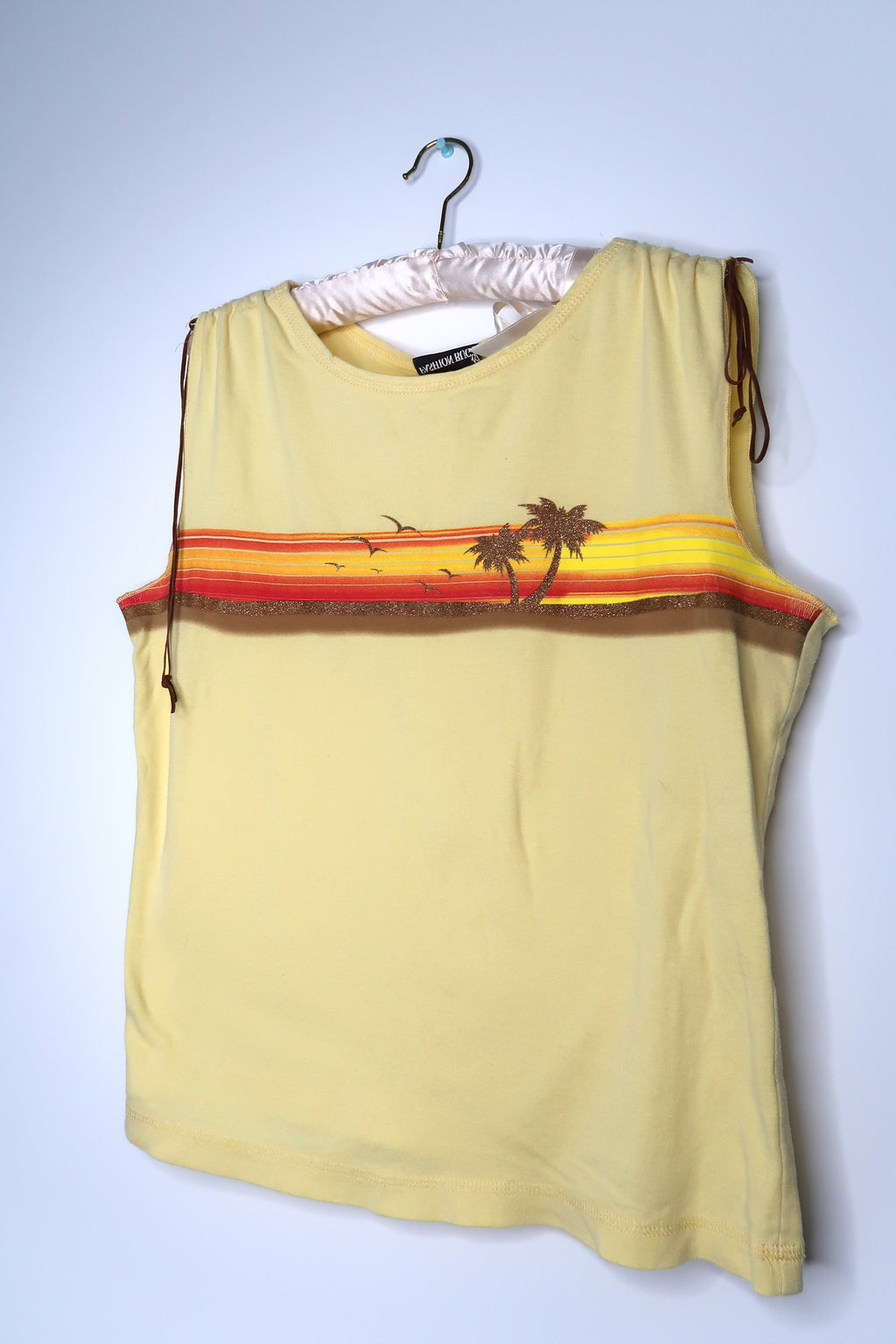 Women's 2000s vintage palm tree tank top by Elektra Vintage featuring a colorful tropical palm tree design.