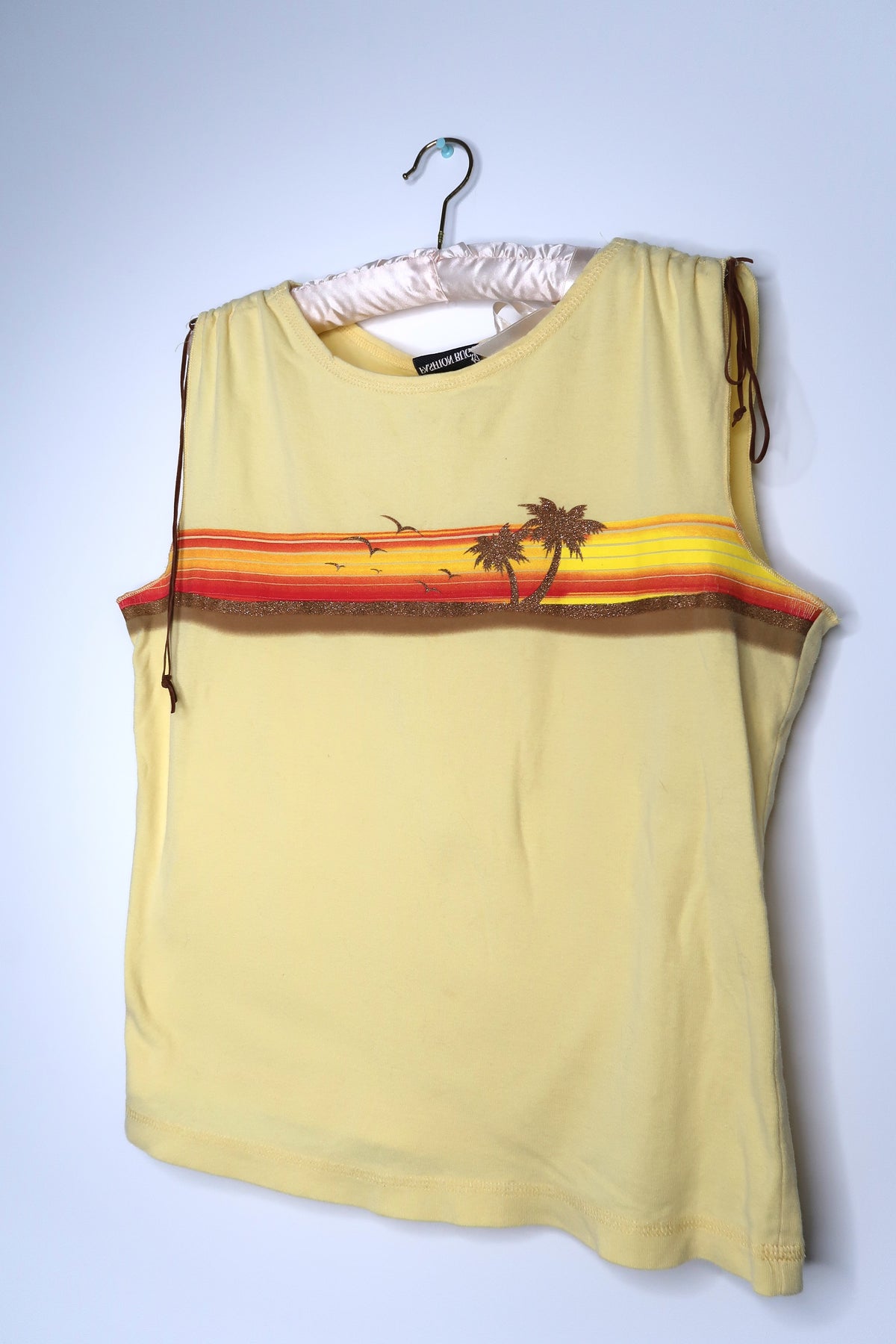 Women's 2000s vintage palm tree tank top by Elektra Vintage featuring a colorful tropical palm tree design.