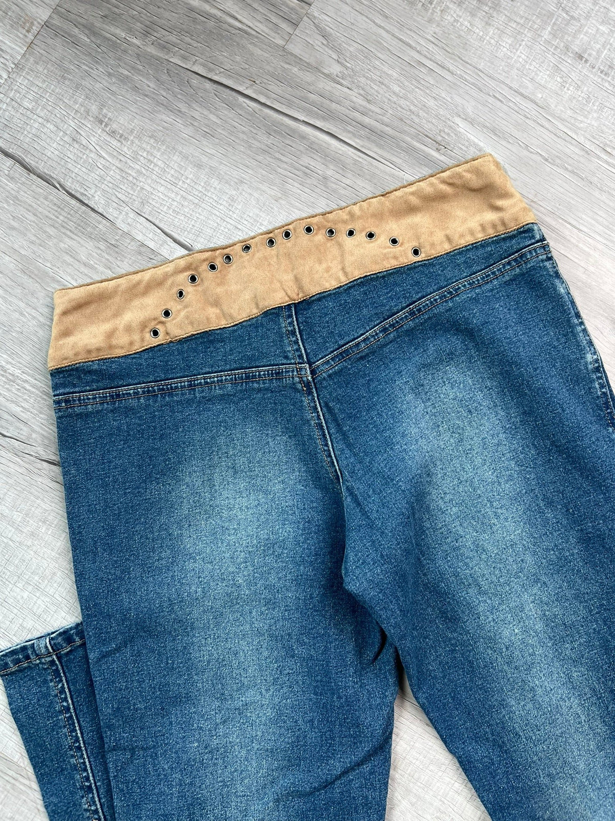 Vintage 2000s low rise denim jeans for women by Hydraulic, styled with classic fit and light wash, from Elektra Vintage.