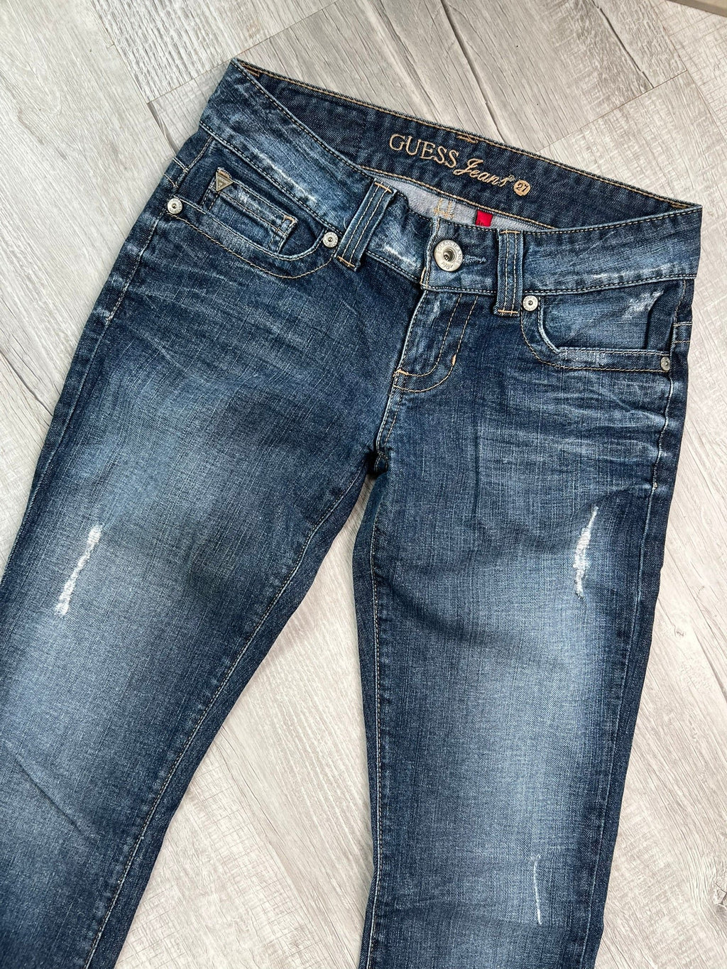 Vintage low rise denim Guess jeans for women, featuring classic 2000s style and fitted design from Elektra Vintage.