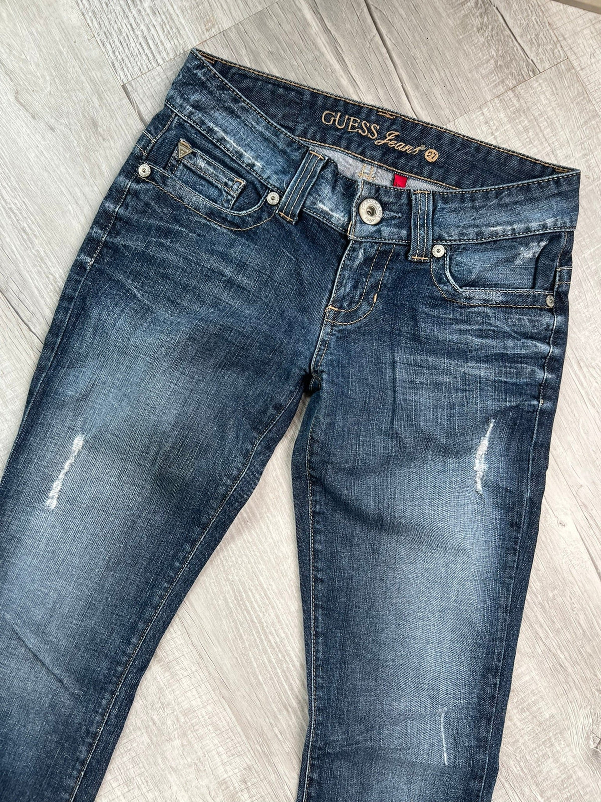 Vintage low rise denim Guess jeans for women, featuring classic 2000s style and fitted design from Elektra Vintage.