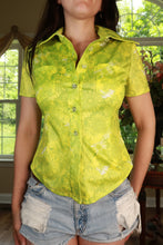 Load image into Gallery viewer, Vintage Y2K Lime Green Daisy Print Button Front Top
