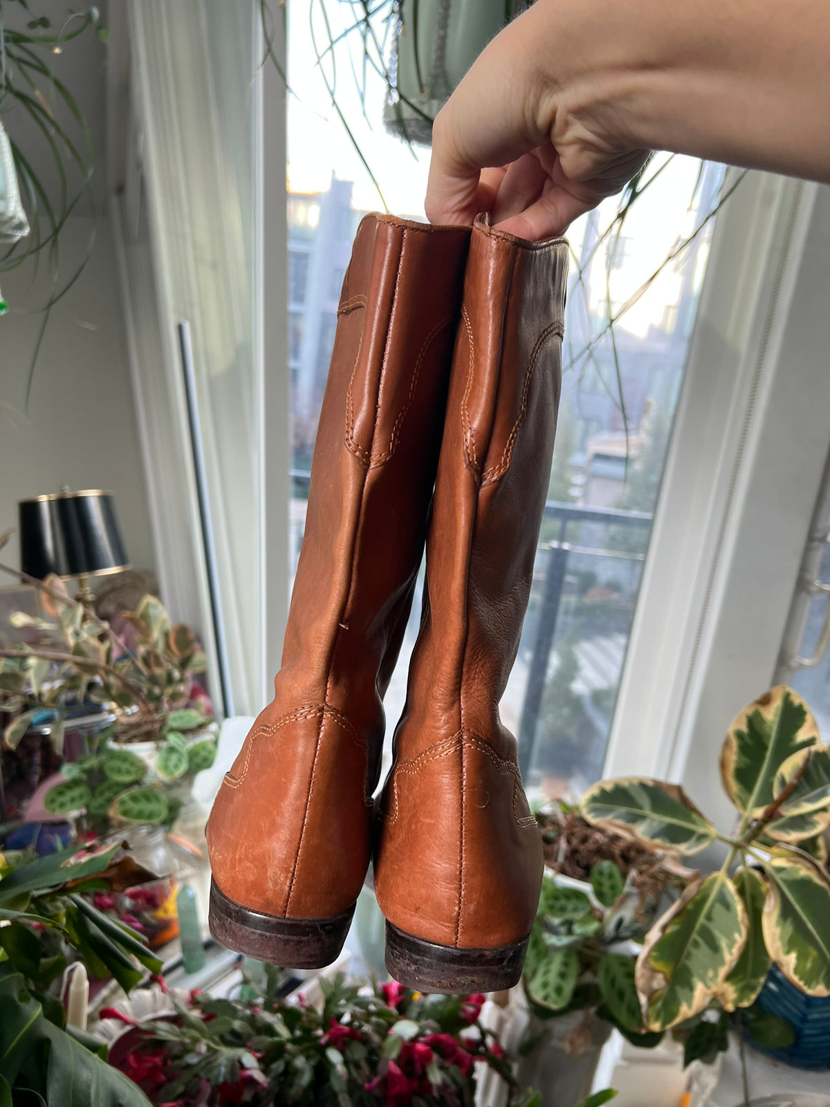 Vintage tan Western cowboy boots by Elektra Vintage with pointed toes and decorative stitching on leather.