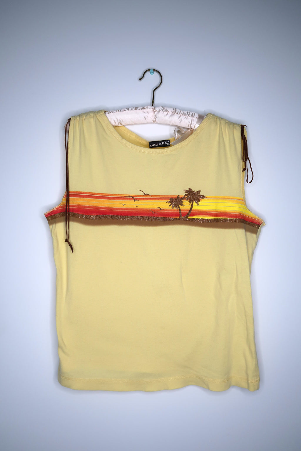Women's vintage palm tree tank top by Elektra Vintage featuring retro 2000s style, casual sleeveless design with palm tree print.