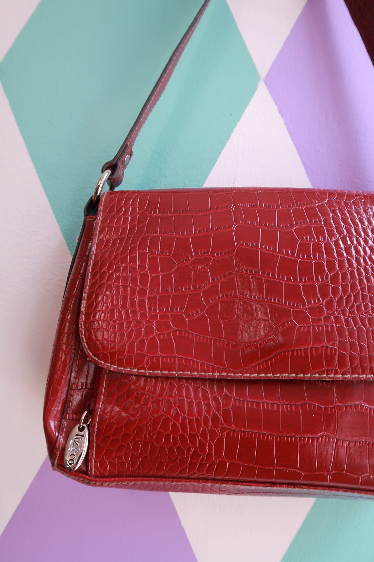 Red vintage 2000s Elektra Vintage croc-embossed shoulder bag with flap, faux crocodile texture, classic Y2K style.