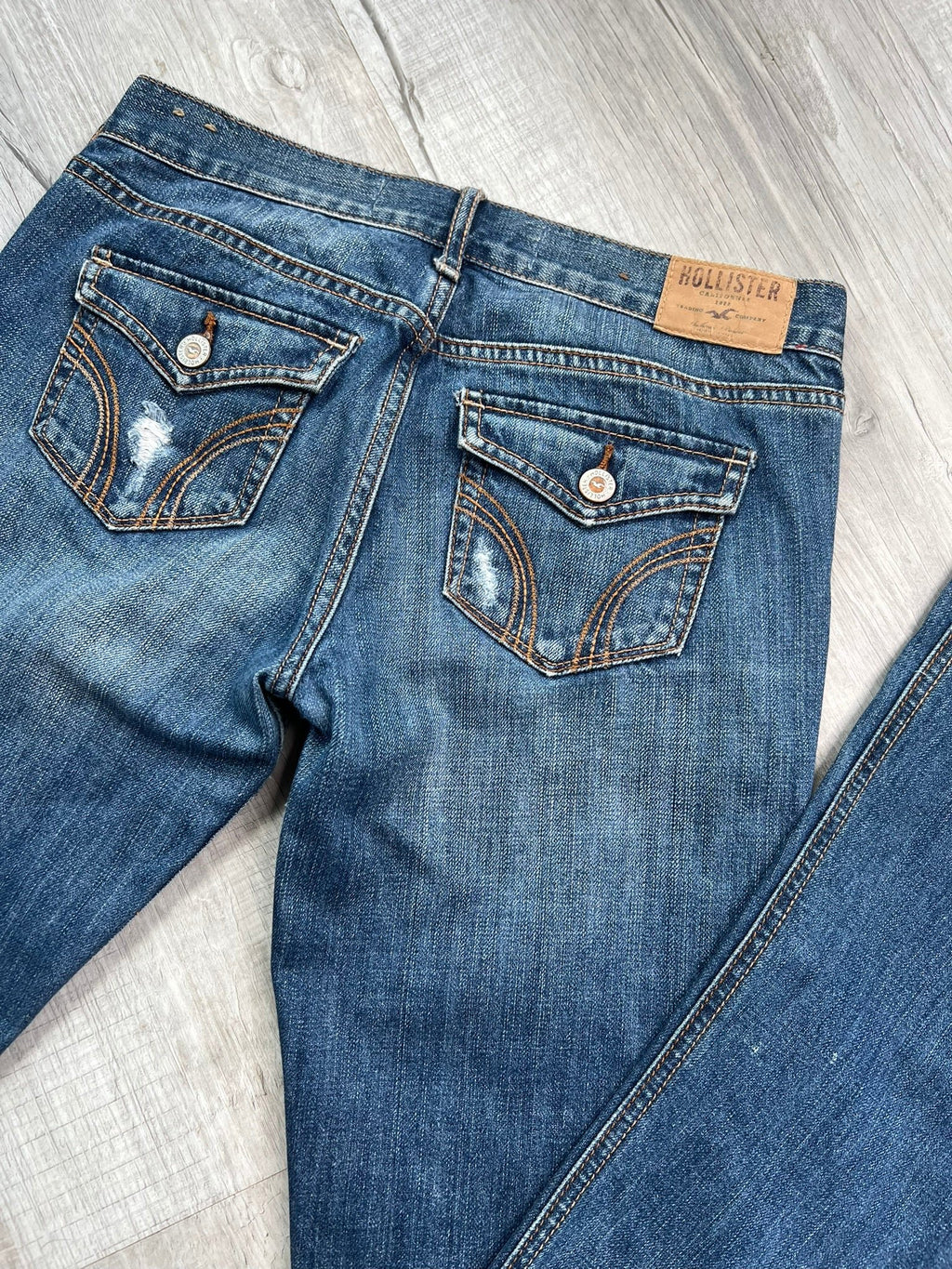 Elektra Vintage women's low rise denim jeans from the 2000s with distressed details and classic casual style.