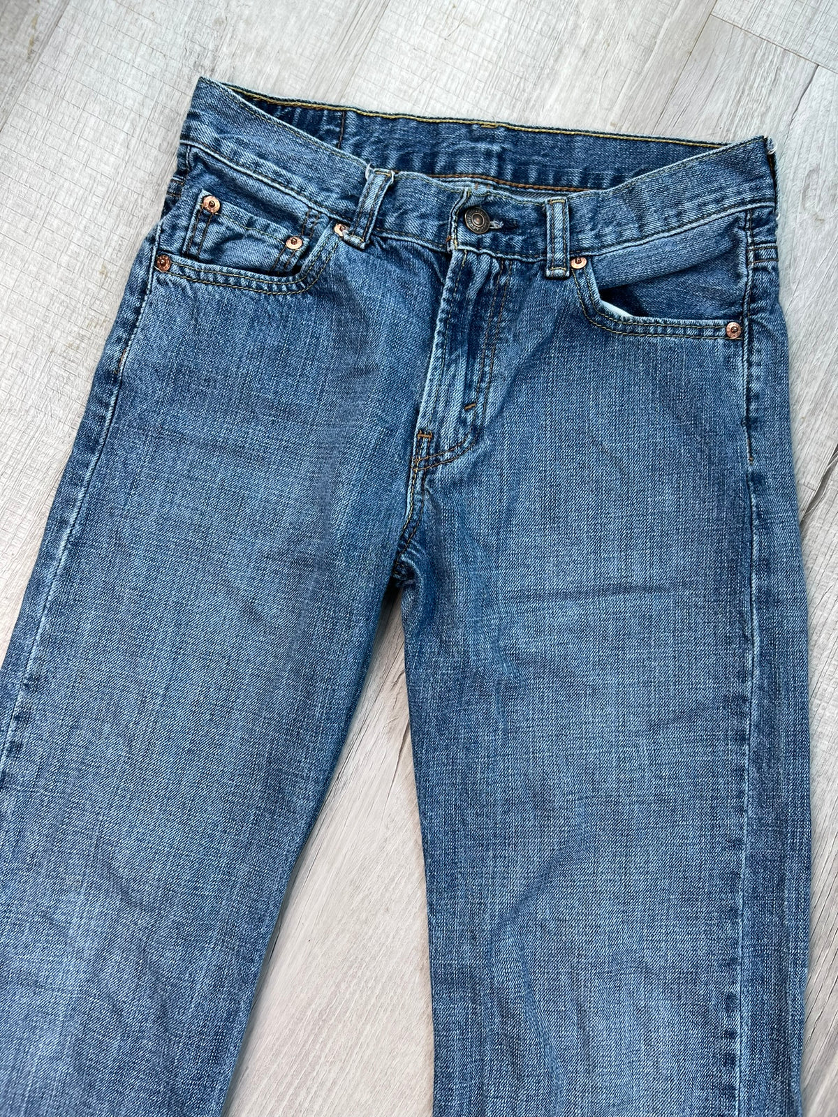 Elektra Vintage women's Levi's 550 medium wash straight fit jeans, casual denim bottoms with a classic fit and medium wash finish.