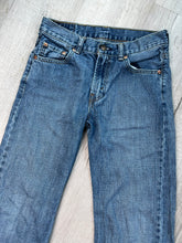 Load image into Gallery viewer, Levi&#39;s 550 Medium Wash Straight Fit Jeans
