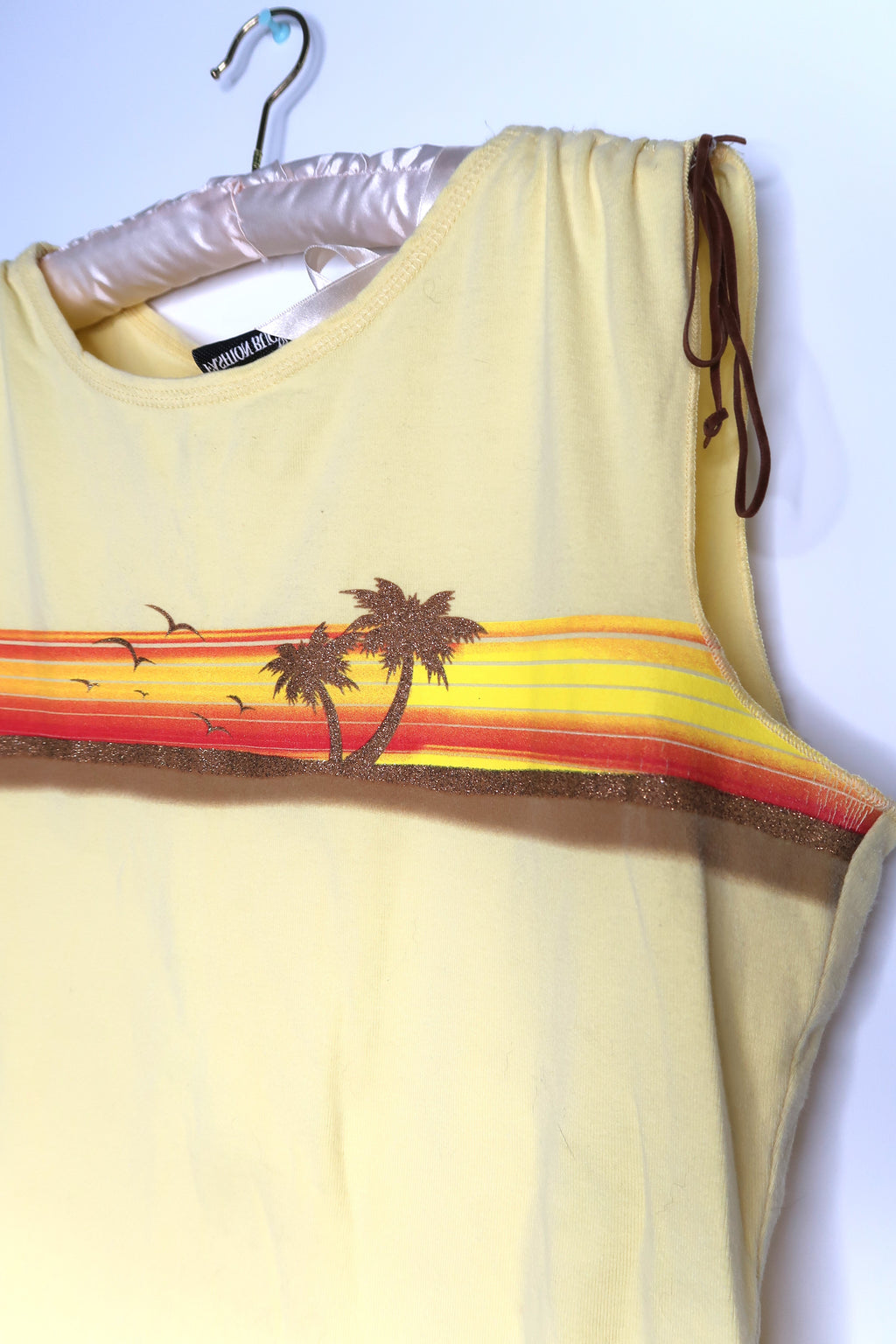 Women's 2000s vintage palm tree tank top by Elektra Vintage, featuring a retro tropical palm tree print.