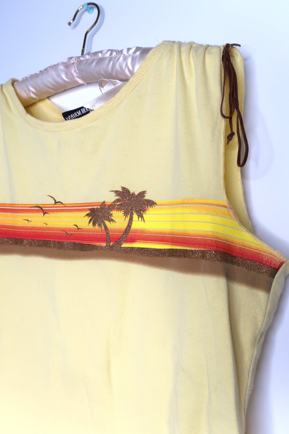 Women's 2000s vintage palm tree tank top by Elektra Vintage, featuring a retro tropical palm tree print.