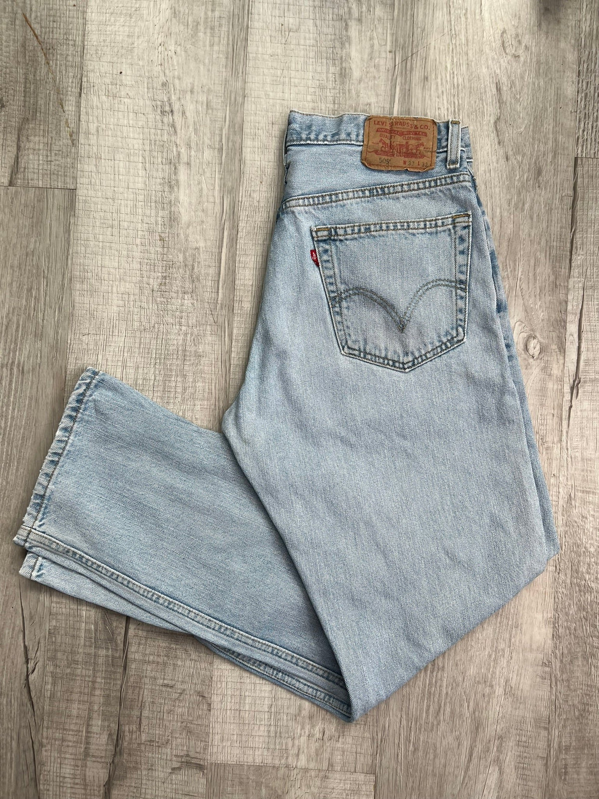 Elektra Vintage men's Levi's light wash 505 regular fit jeans, casual denim bottoms with classic five-pocket design.