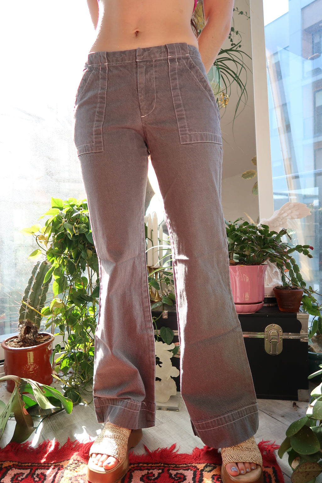Women’s grey cargo pants from the 2000s by Gap, vintage style, with multiple pockets and relaxed fit.