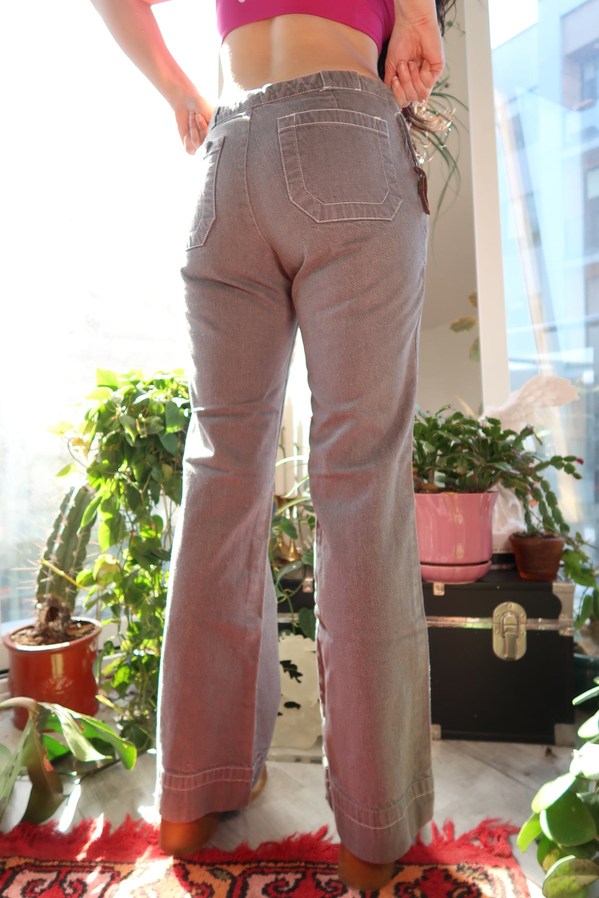 Vintage 2000s Gap grey cargo pants for women, styled with pockets and relaxed fit, from Elektra Vintage.