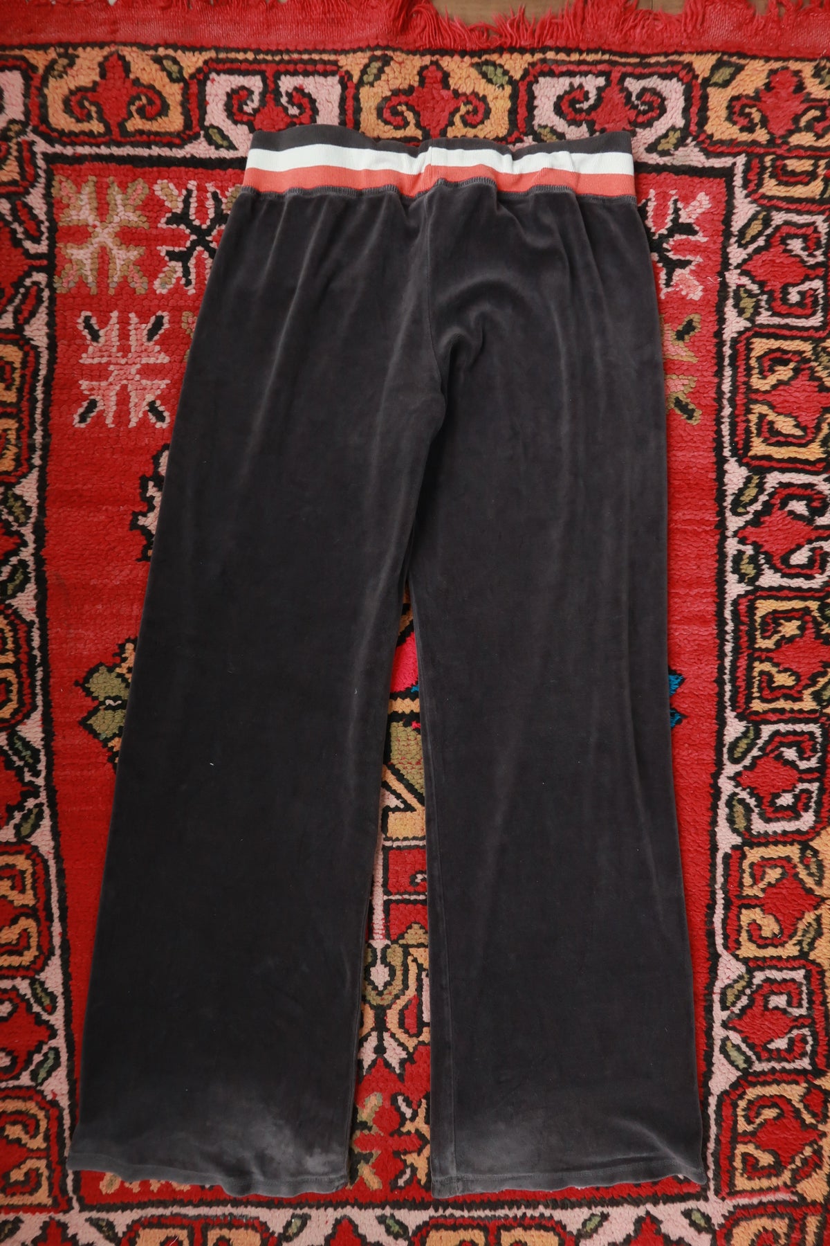 Vintage Juicy Couture brown velour wide leg lounge pants from Elektra Vintage, featuring a relaxed fit and classic Y2K style.