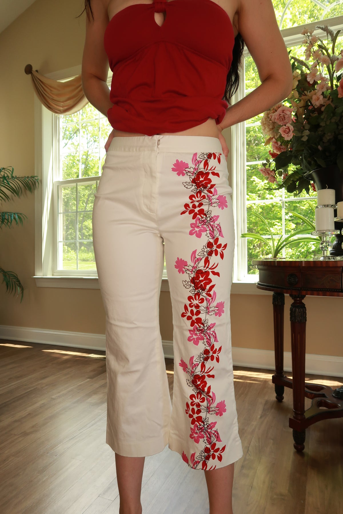 White floral print cropped pants for women by Elektra Vintage, featuring a vintage 2000s style with a relaxed fit and floral pattern.