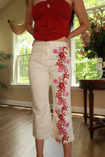 Load image into Gallery viewer, Vintage 2000s White Floral Print Cropped Pants
